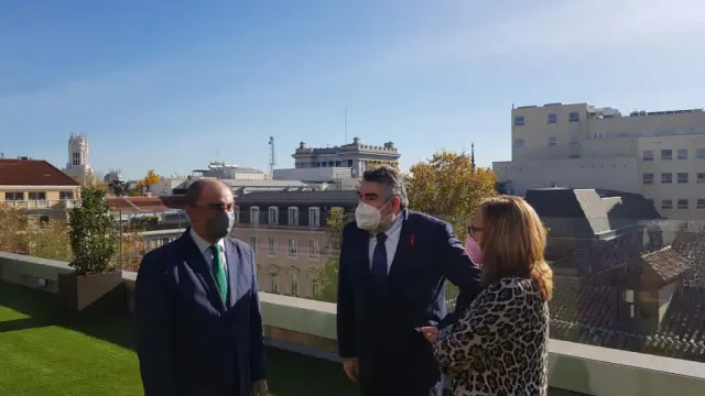 Lambán, Rodríguez Uribes y Pérez, en el Ministerio de Cultura, en Madrid.