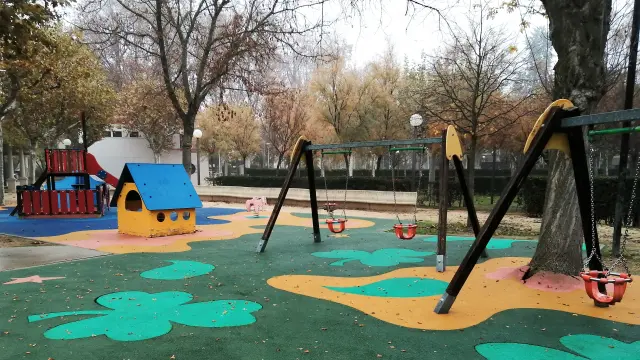 Zona de juegos infantiles en el parque Miguel Servet de Huesca ya sin los precintos.