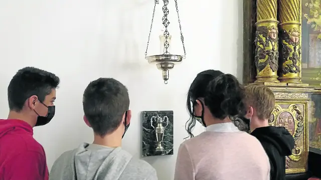 Alumnos del Colegio observan el recipiente que guarda las reliquias