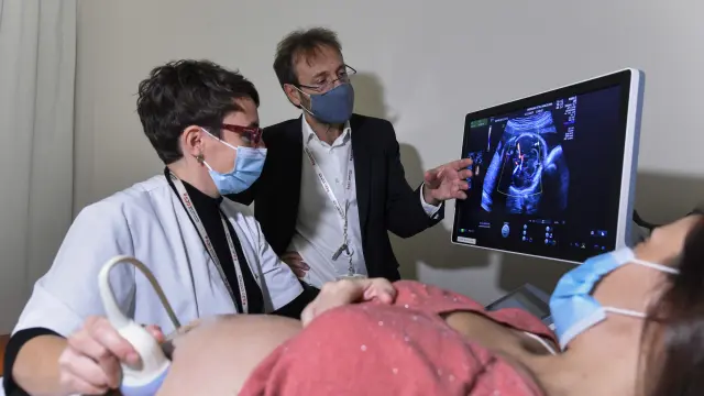 El doctor Eduard Gratacós, director de BCNatal y líder del proyecto de placenta artificial, con una paciente en el Hospital Sant Joan de Deu de Barcelona.