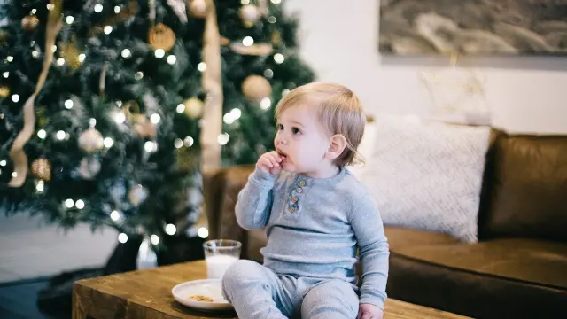 Un niño comiendo en Navidad.