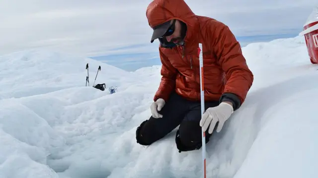 Tedesco lleva más de 15 años estudiando los efectos de la crisis climática sobre Groenlandia en el terreno