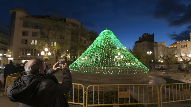 La fuente de la plaza Navarra estrena iluminación navideña.