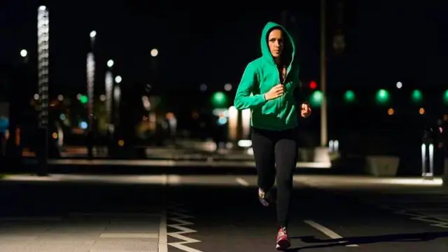 Para correr seguro por la noche es mejor vestir elementos reflectantes