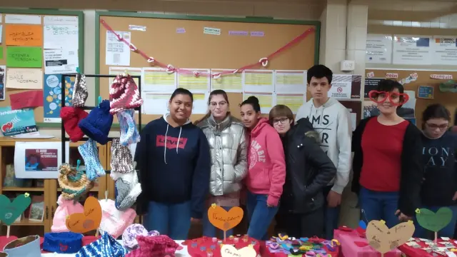 El equipo de la familia profesional de Lavandería y Arreglos Textiles del IES Ramón y Cajal de Zaragoza, en una feria organizada en el centro el curso pasado