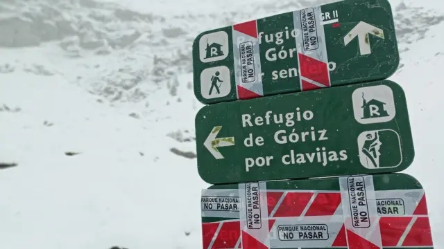 Un cartel indica los itinerarios cerrados por las nevadas.