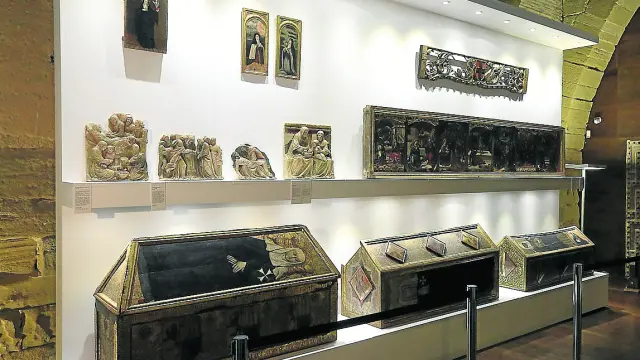 Algunas de las obras retornadas, entre ellas los sarcófagos de las prioras, del siglo XV.