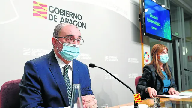 El presidente de Aragón y la consejera de Sanidad, este sábado, durante la comparecencia