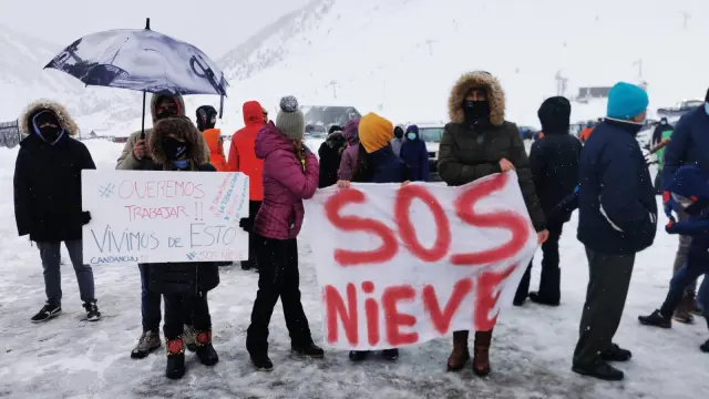 Alrededor de 350 personas se han concentrado a las puertas de Candanchú, solicitando un plan de ayuda para el turismo de invierno y los deportes de nieve.