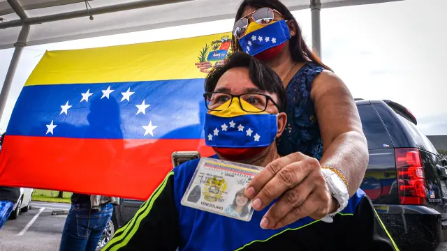 Venezolanos en Miami participan en la consulta convocada por la oposición