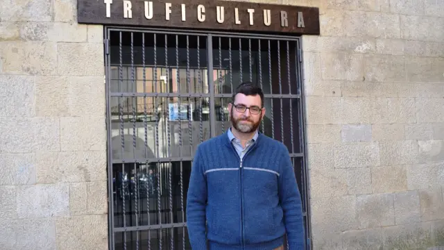 El presidente de la Asociación de Truficultores y Recolectores de Trufa de Aragón, David Royo, en la puerta del mercado de Graus.