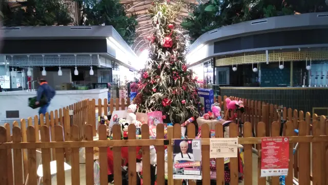 El Mercado Central, con decoración navideña.