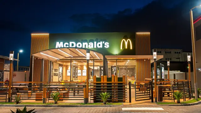 McDonald's eliminará tapas y cubiertos de plástico.