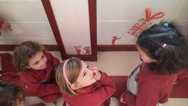 Alumnas de educación infantil del Colegio Británico descubriendo a los ratones que harán de elfos esta Navidad.