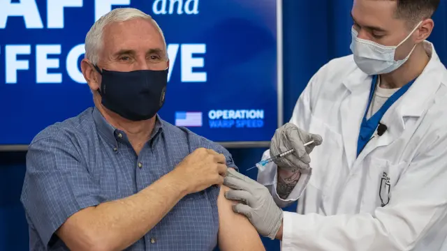 Mike Pence se vacuna contra la covid