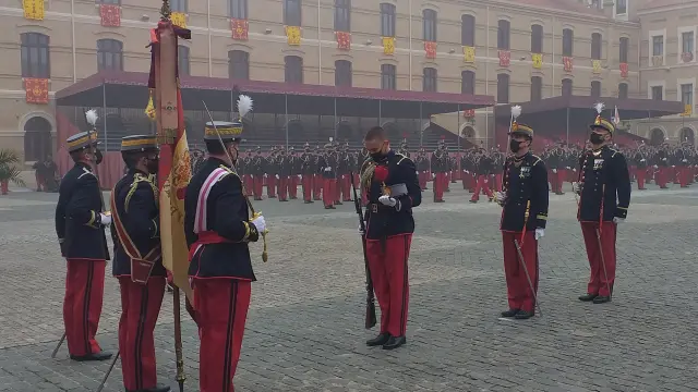 Los nuevos cadetes de la Academia General Militar juran ante la Bandera de España.