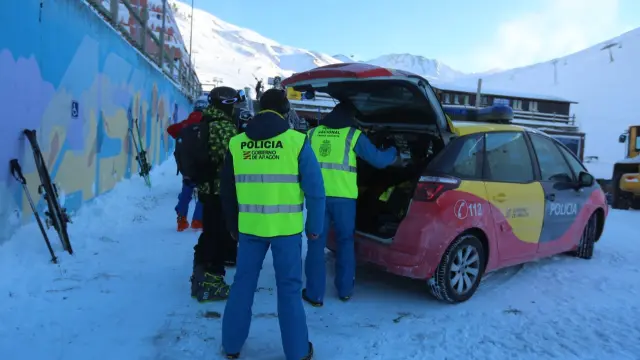 Agentes de la Unidad Adscrita de la Policía Nacional, controlando los accesos de esquiadores en Astún.