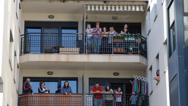 Aplausos a los sanitarios desde los balcones por el coronavirus en Teruel (10/05/2020)