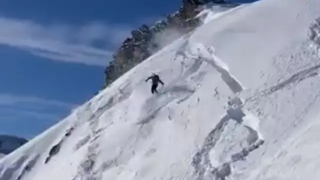 Momento en que se corta la placa de nieve y arrastra al esquiador montaña abajo.