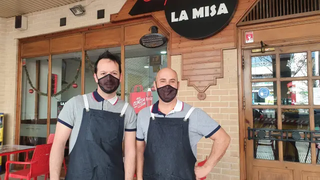 Máximo Pérez y su tío José Luis Gordo en el Burger La Misa