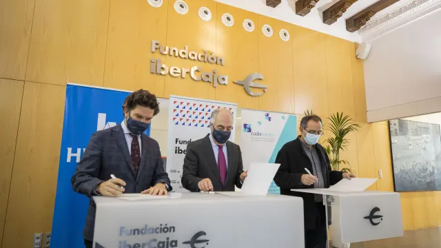 Íñigo de Yarza, José Luis Rodrigo y Francisco Ratia, durante la firma del convenio de colaboración.