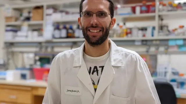 El zaragozano Samuel Álvarez, en el laboratorio.