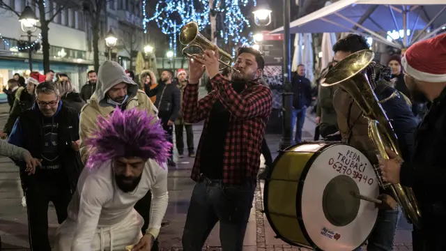 Gente bailando en una calle de Belgrado, Serbia