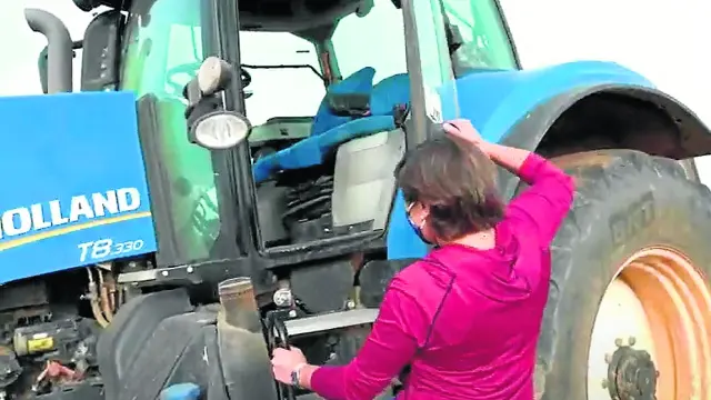 Aunque todavía no son numerosas, cada vez hay más mujeres que se suben al tractor.