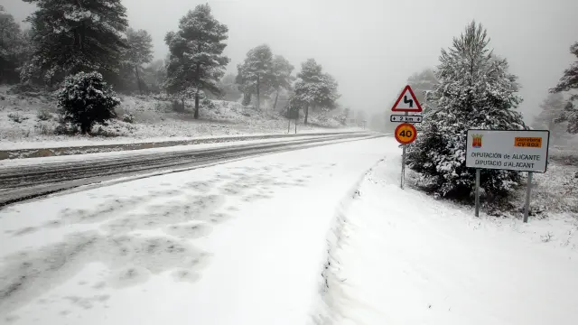 Doce carreteras afectadas por el temporal de nieve, 3 de ellas cortadas