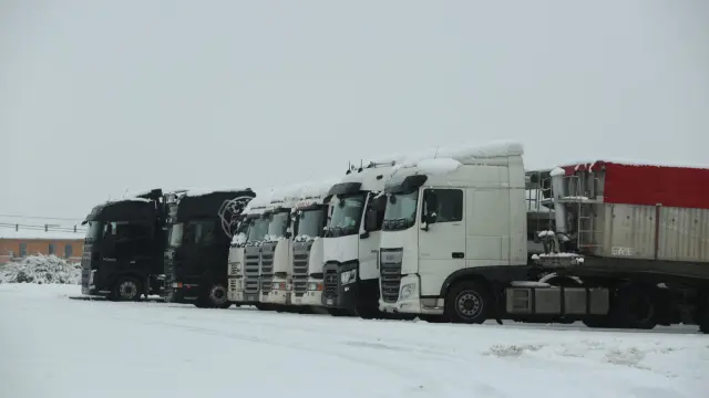 Camiones embolsados en la provincia de Huesca por la nieve y el temporal Filomena.