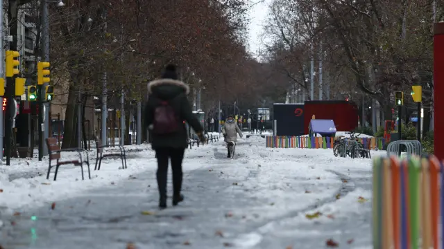 La nieve persiste en las calles de Zaragoza este domingo, a pesar de que los servicios municipales han estado trabajando toda la noche. Se espera que hoy vuelva a nevar y que a partir de mañana bajen las temperaturas.