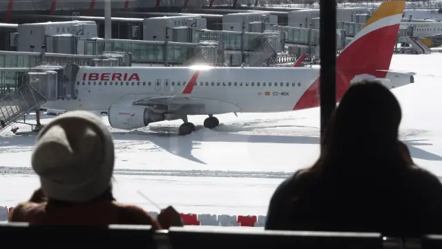 Una pista del aeropuerto de Barajas cubierta de nieve por el temporal.