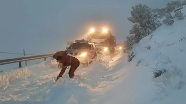Trabajos de la DPZ para abrir camino a un vehículo atrapado en la nieve en la borrasca Filomena.
