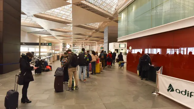 Decenas de personas han sufrido este martes por la mañana la cancelación de varios trenes por una avería en la línea del AVE entre Madrid y Barcelona, algunas suspensiones se sumaban a los retrasos y cancelaciones acumulados por la borrasca Filomena.