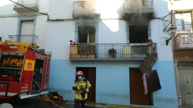 El incendio se ha declarado en una casa de la plaza de los Fueros, en pleno Casco Antiguo de Huesca.