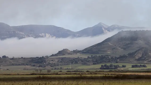 Niebla en Esquedas, en La Hoya de Huesca, que actúa como una capa térmica, conservando la temperatura del ambiente. rafael gobantes.