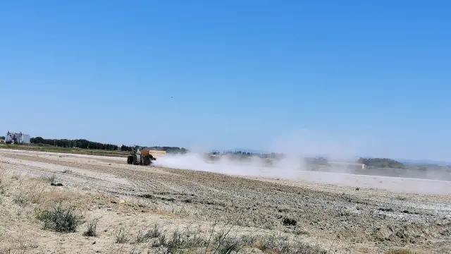 Una abonadora realiza la aplicación del polvo de alabastro en un campo de arroz.