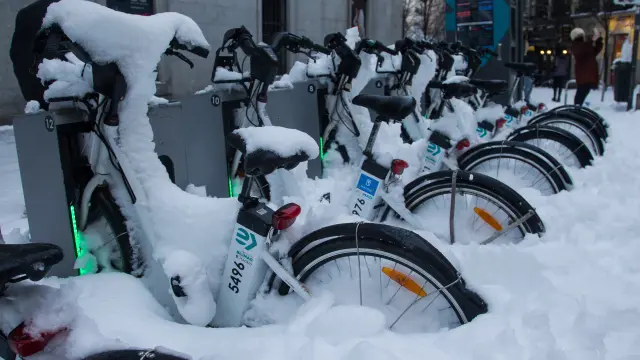 Bicicletas cubiertas de nieve tras la borrasca Filomena, en Madrid.