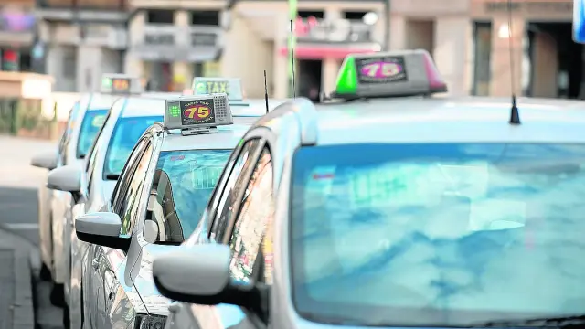 Varios taxis esperan clientes en una parada de César Augusto.