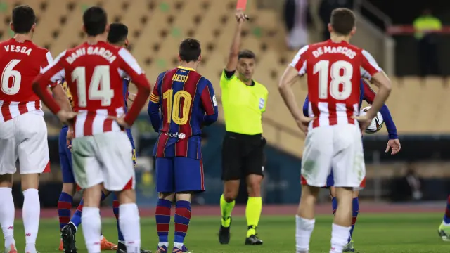Momento en el que el árbitro muestra a Messi la tarjeta roja