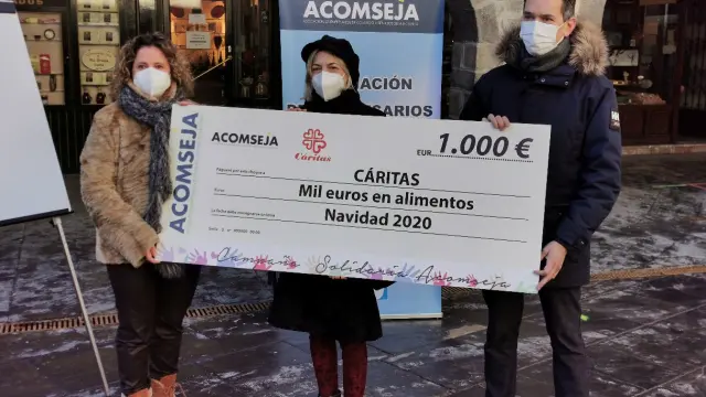 Donación de Acomseja a Cáritas de 1.000 euros para la compra de alimentos.