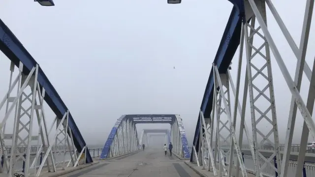 Niebla en el puente de Hierro de Zaragoza.