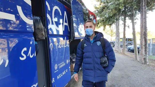 Jorge Pulido, antes de montarse al autobús de la SD Huesca para partir a Getafe.