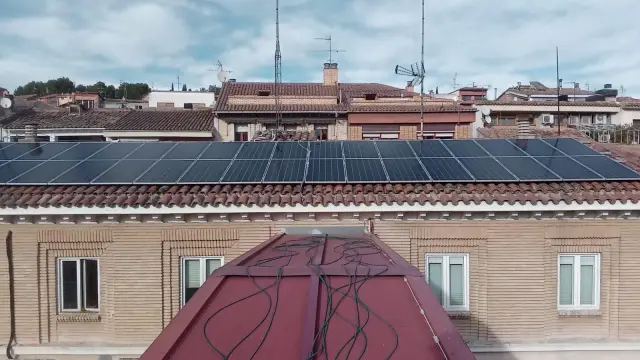 Placas solares en el tejado de un edificio.