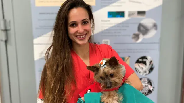 Sandra López, con uno de sus pacientes caninos.