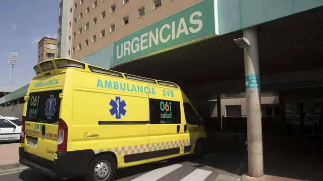 Ambulancia entrando en Urgencias del Hospital Miguel Servet de Zaragoza