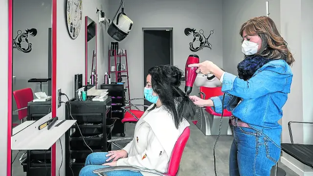 Amalia Gil trabajando en su peluquería en Casablanca abierta hace unos meses.