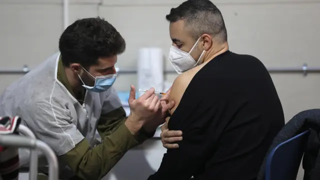 Un hombre es vacunado contra la covid esta semana en Givatayim, Israel.