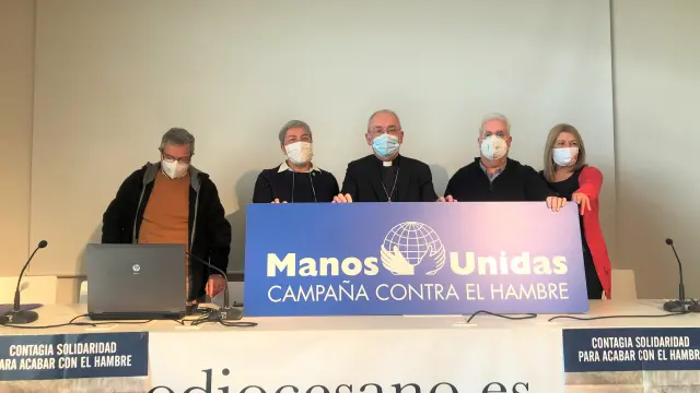 Representantes de Manos Unidas diocesana con el obispo de Barbastro-Monzón, Ángel Pérez, han presentado el proyecto.