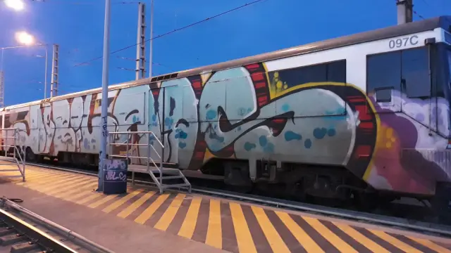 Un tren grafitado en Aragón. El 75% de los ferrocarriles van pintados y la limpieza supuso 300.000 euros el año pasado.